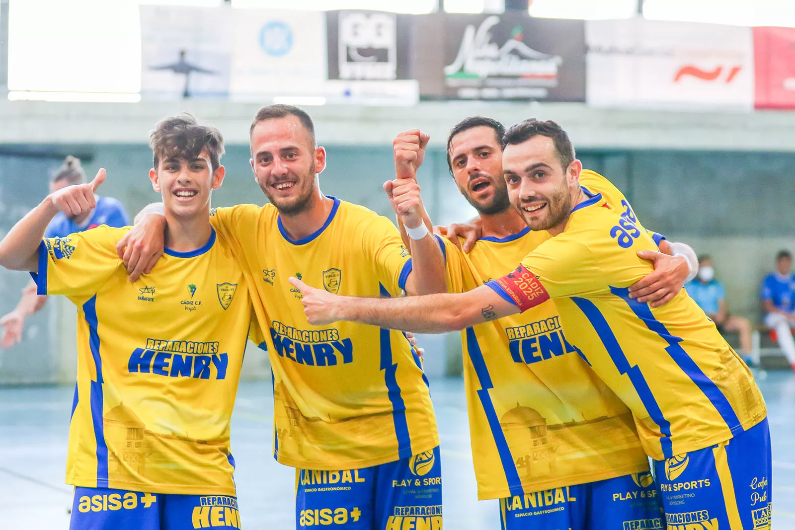 Oscar Lojo, Isra Riqcharte, Fran Vega y Joselito celebran uno de los tantos del encuentro (Foto: Cádiz CF Virgili)