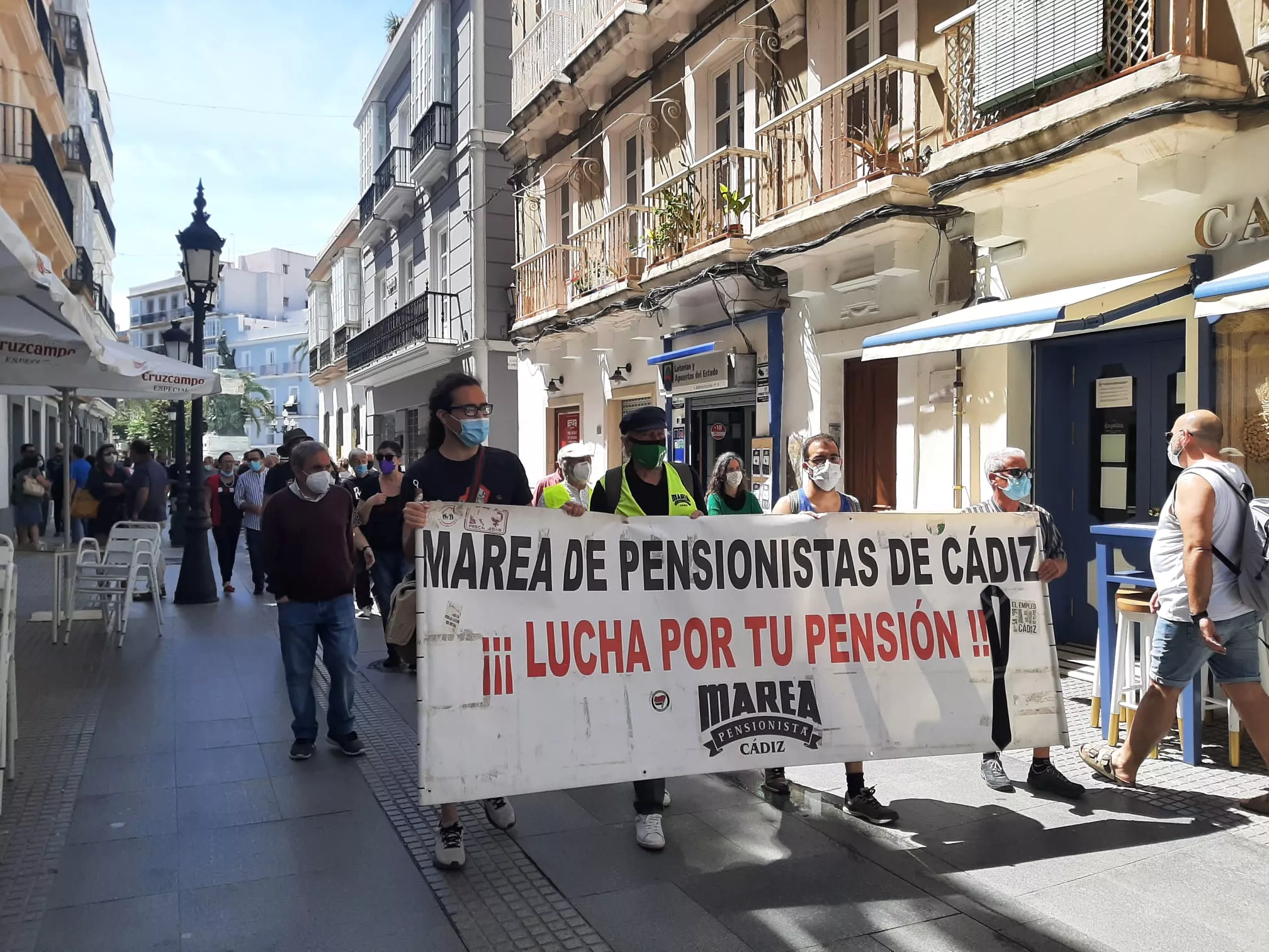 Un centenar de personas se dieron cita éste sábado en la plaza de San Juan de Dios