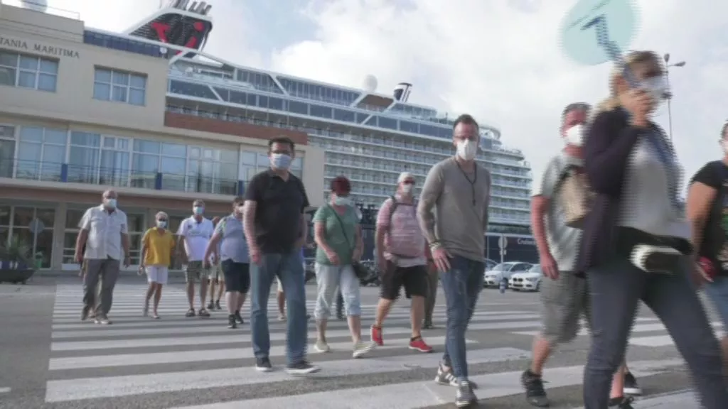 Un grupo burbuja del crucero Mein Schiff 2 sale del puerto para visitar a pie la ciudad