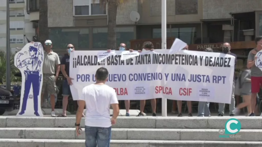 Trabajadores de la Policía Local han protagonizado una protesta este jueves en el módulo central de la Playa Victoria