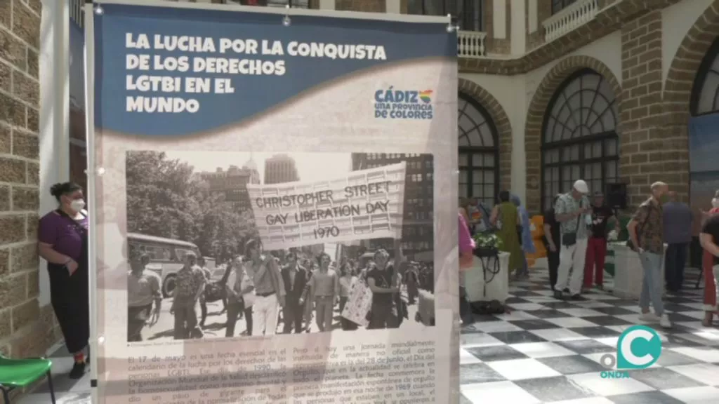 La muestra itinerante “Cádiz, una provincia de colores” que luce en el patio interior de Diputación