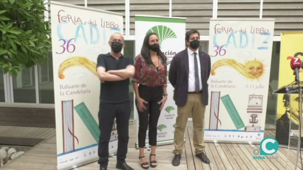 La concejala de Cultura, Lola Cazalilla, el portavoz de Unicaja, Rafael Muñoz y el programador, Juan José Sandoval