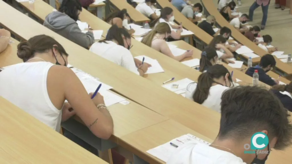 Alumnos examinándose de la PEVAU en la Facultad de Medicina