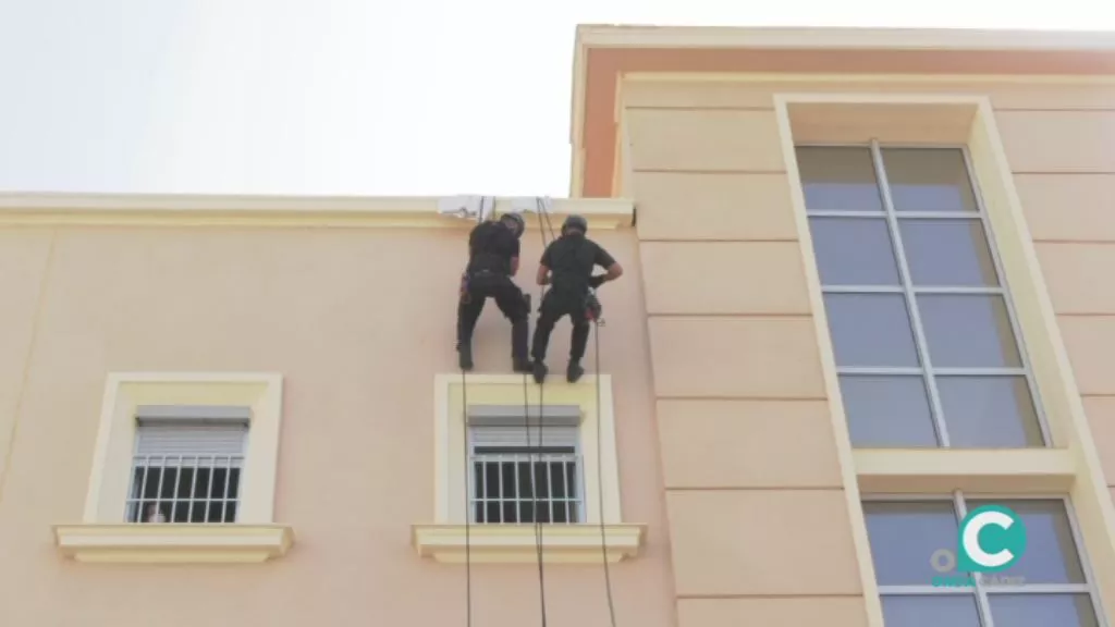 Llegada de GOES descendiendo por una de las paredes del colegio "Las Esclavas"