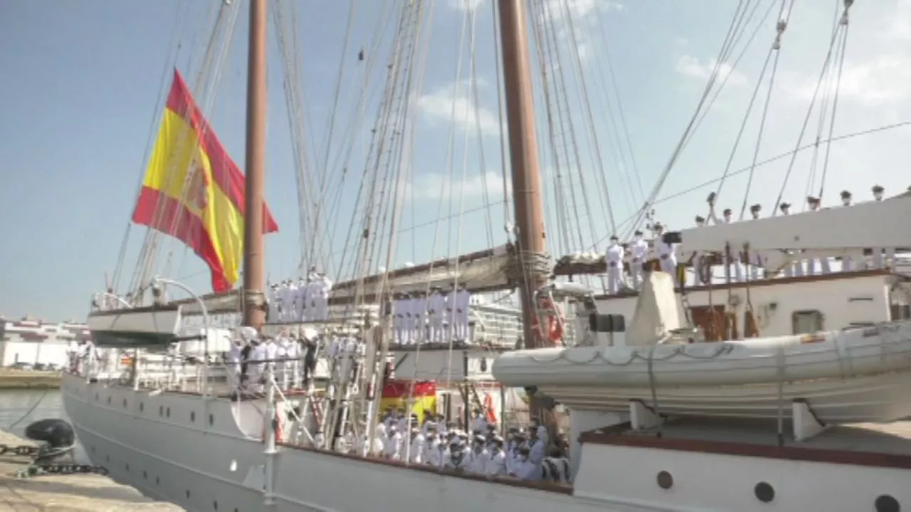 El buque Juan Sebastián Elcano a su llegada al puerto de Cádiz 