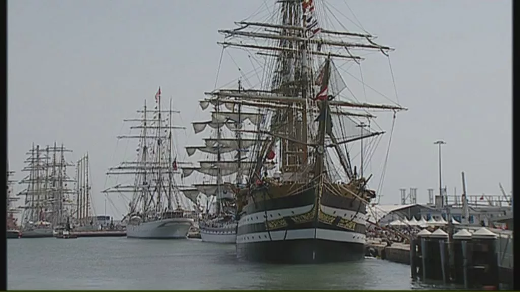 El Amerigo Vespucci y otros veleros en el puerto de Cádiz durante  la última Gran Regata de 2016