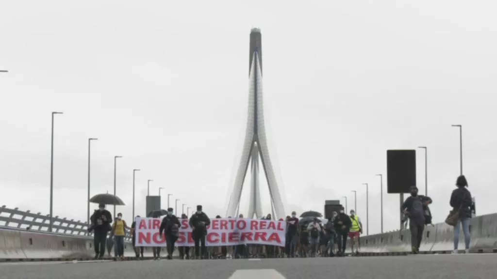 Los manifestantes han cruzado a pie el puente de la Constitución  de 1812 desde Puerto Real