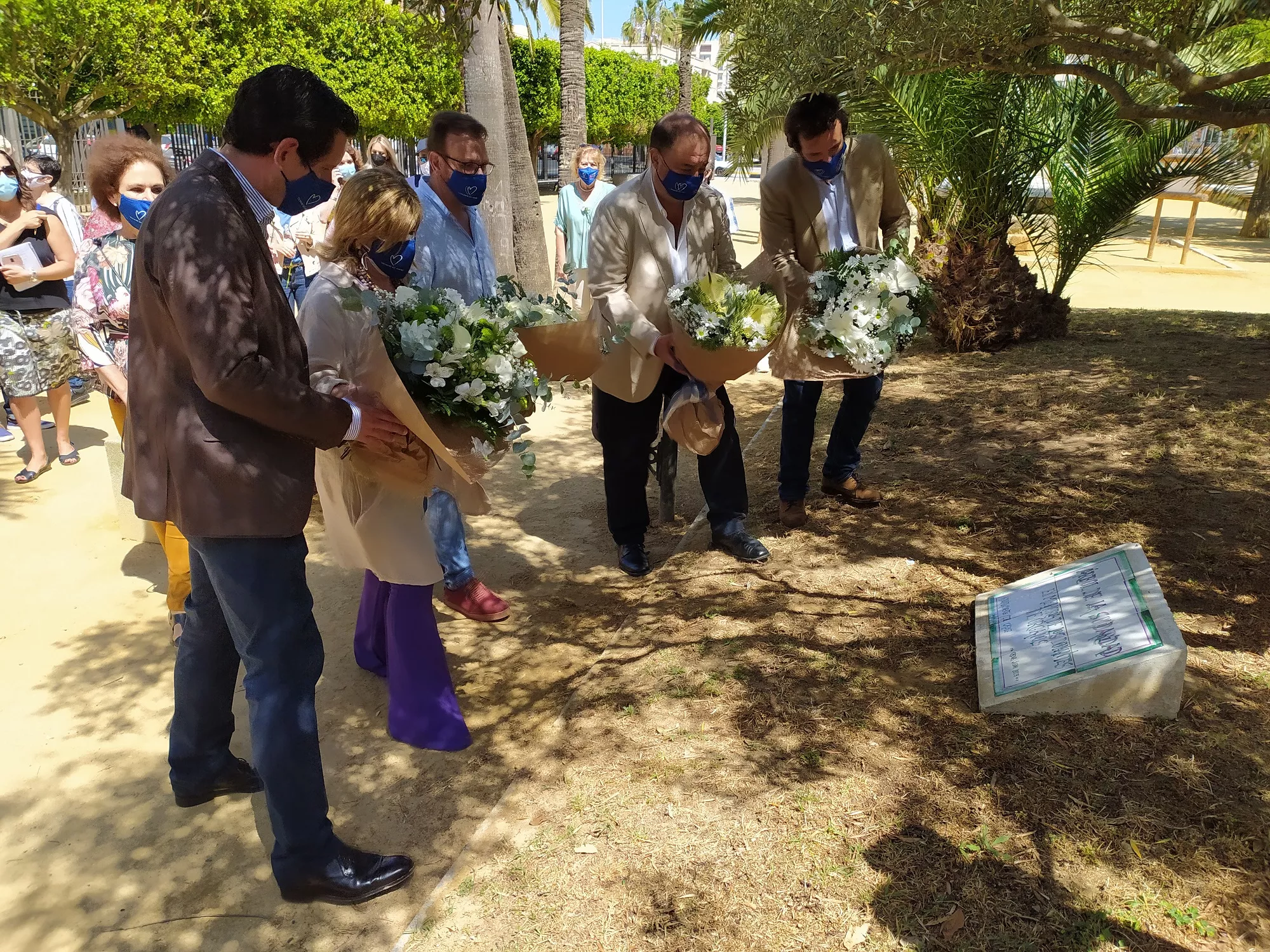 Ofrenda floral ante el árbol de la Solidaridad 