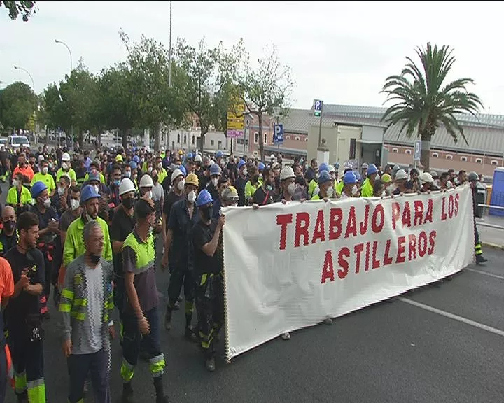 La manifestación en demanda de cargas de trabajo para astilleros subiendo la Cuesta de las Calesas