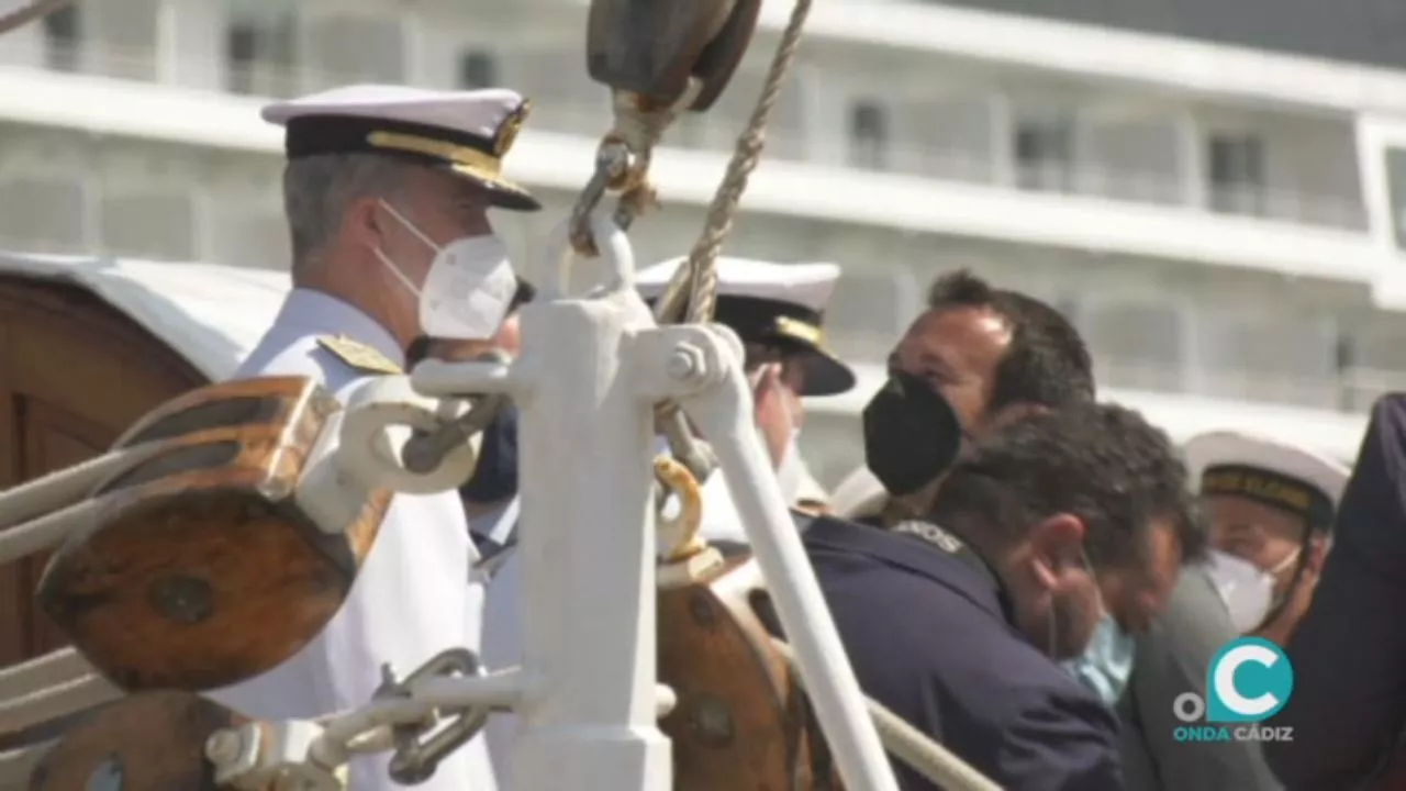 El alcalde junto al Rey a bordo de Elcano este domingo 