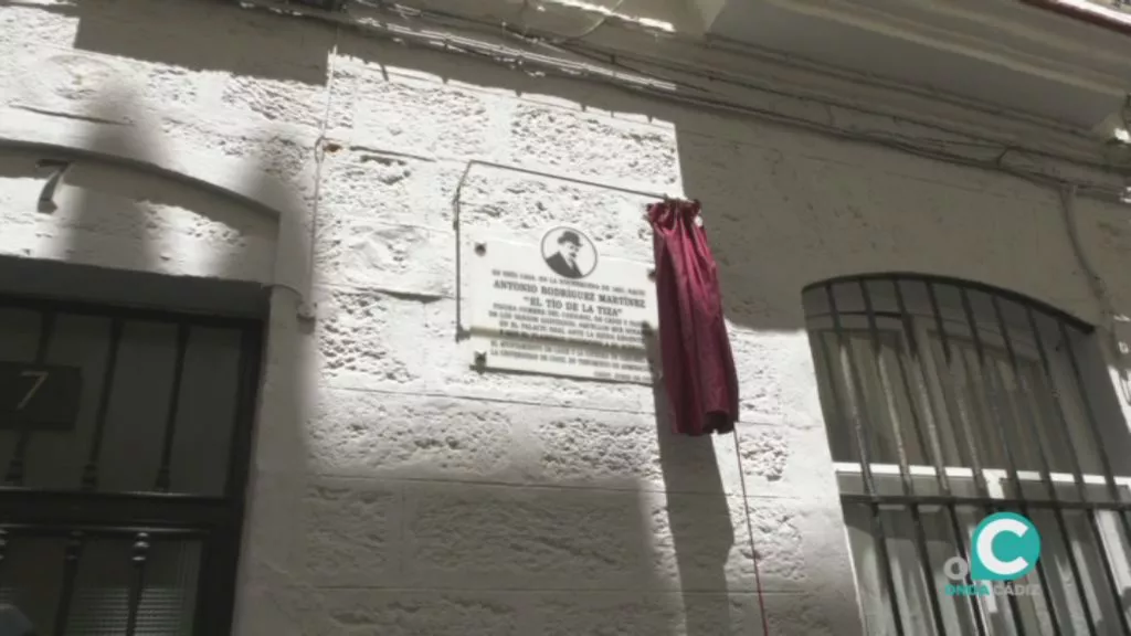 Imagen de la placa dedicada al Tío de la Tiza 