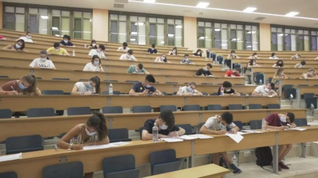 Estudiantes durante un examen de la Selectividad de 2020 celebrada con medidas de seguiridad antiCovid