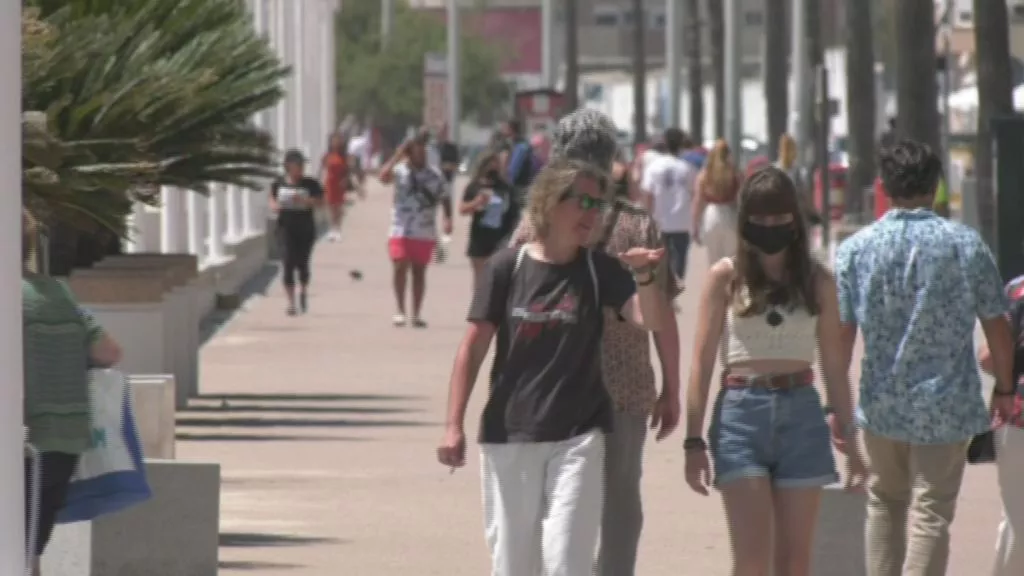 Gente paseando en Cádiz