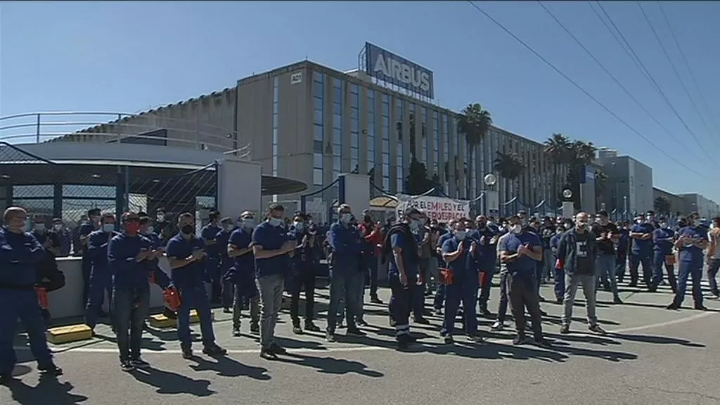 Concentración de trabajadores a las puertas de la planta de Airbus Puerto Real