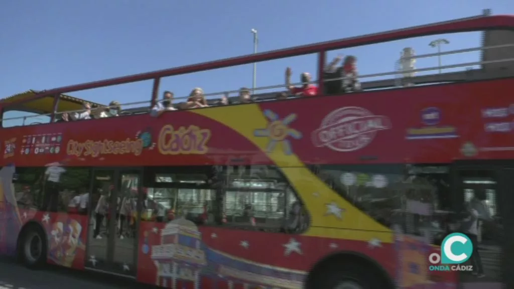 Las salidas de los autobuses son desde la parada de la Avenida del Puerto cada media hora de 10 a 18 horas. 