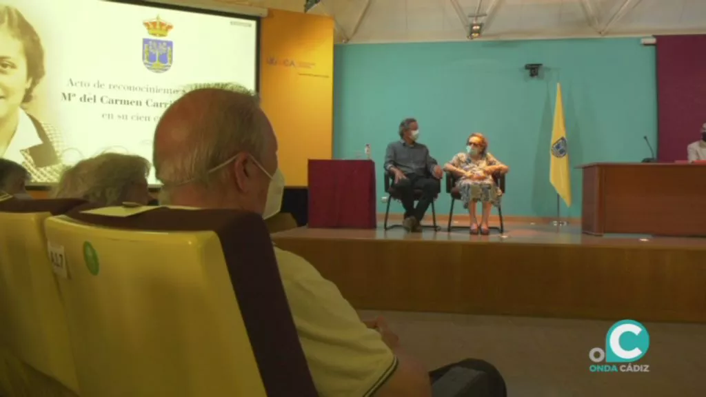 El Aula Magna de la Facultad de Filosofía y Letras ha acogido el acto de entrega de la insignia de Oro de la UCA