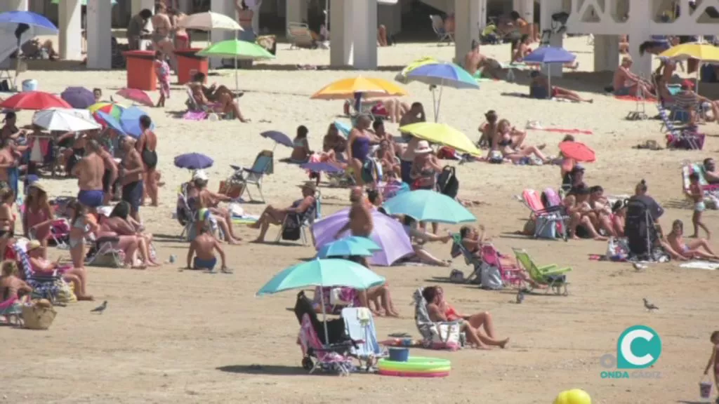 Bañistas en la playa de La Caleta en la jornada de este viernes