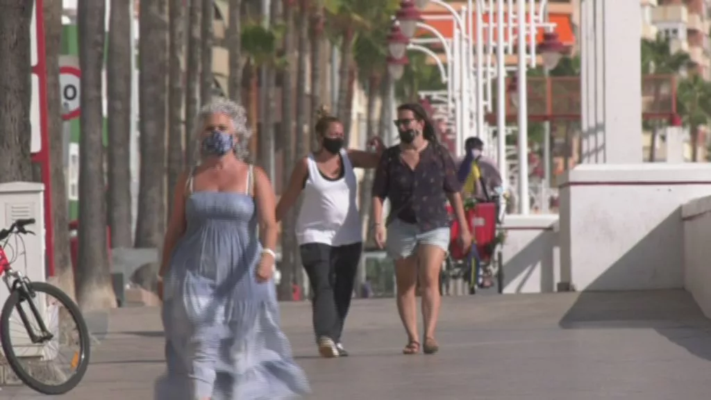 Gente paseando en Cádiz