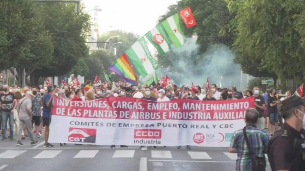 La manifestación de defensa de Airbus Puerto Real por la avenida principal de Cádiz