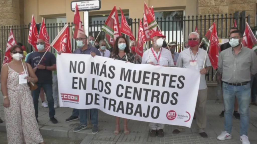 Concentración de UGT y CCOO contra la siniestralidad laboral a las puertas de la Subdelegación del Gobierno