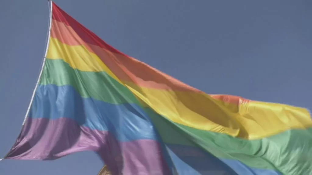 Bandera del orgullo LGTBI+ en plaza de Sevilla 