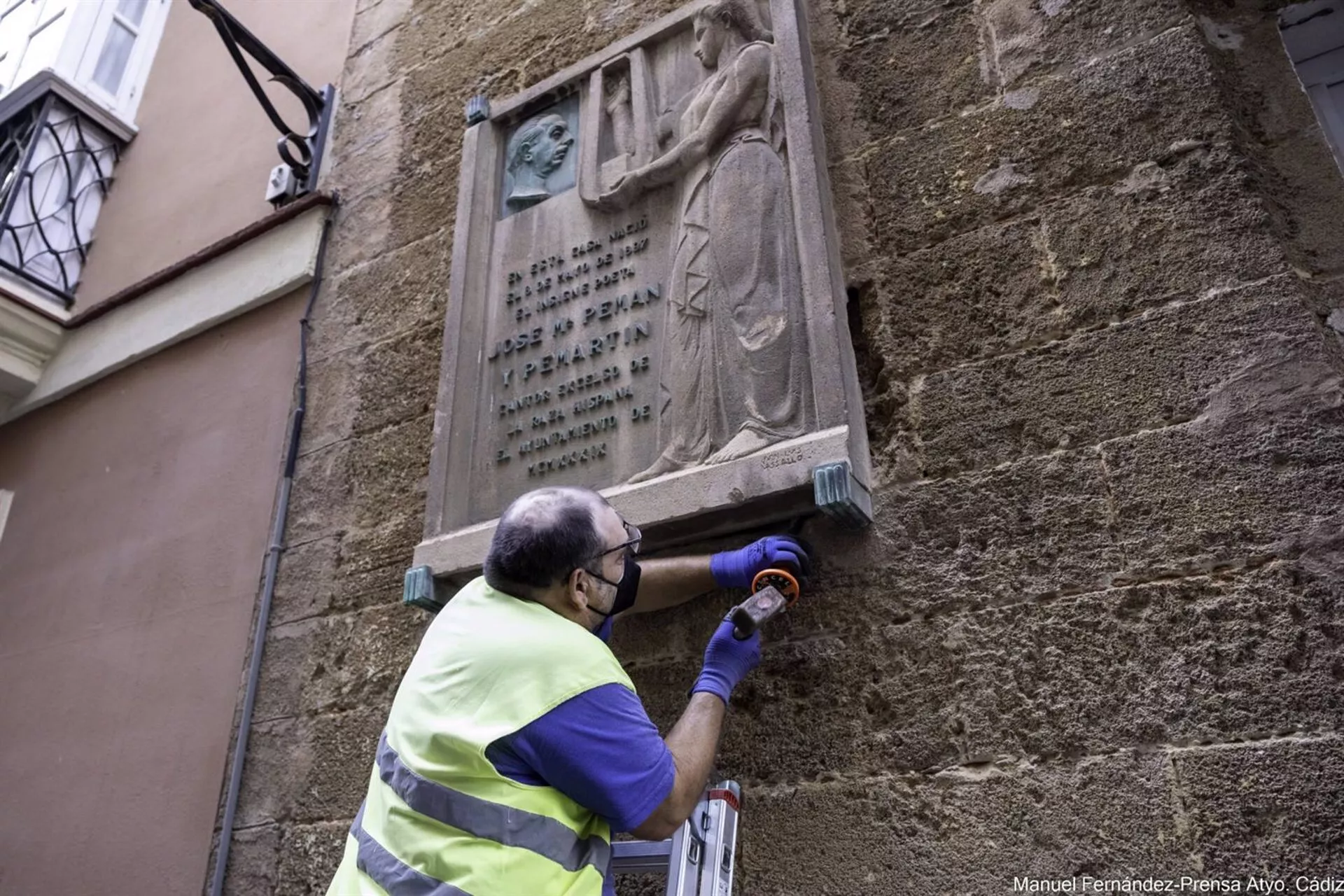Retira de la placa conmemorativa al nacimiento de Pemán - Ayuntamiento de Cádiz