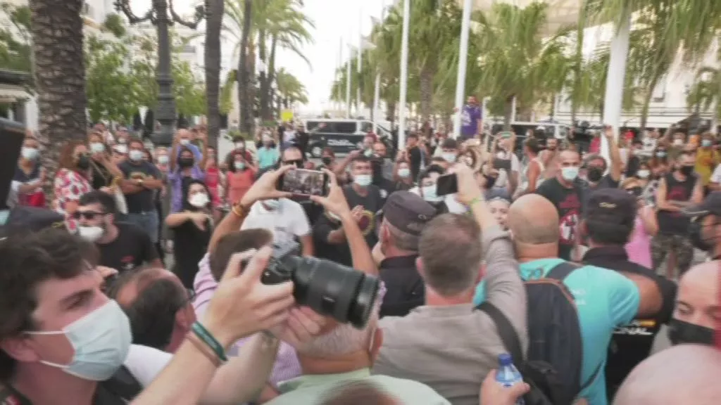 Momento del encontronazo de Vox y manifestantes 