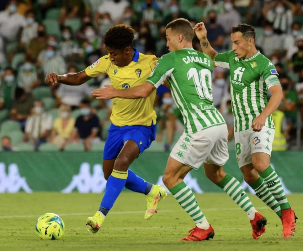 Choco Lozano en una acción del encuentro (Foto: CádizCF)