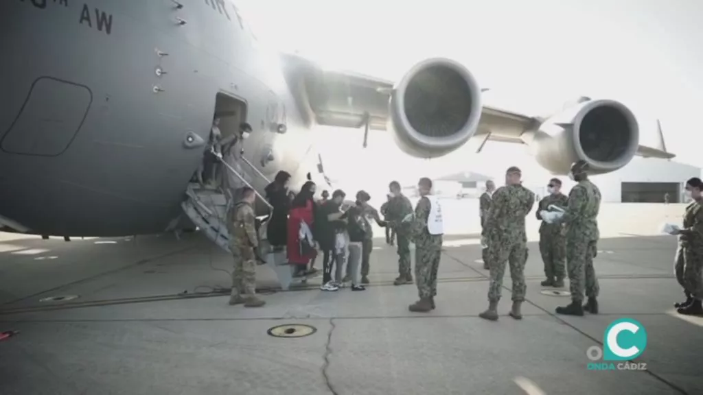 Refugiados de Afganistán desembarcan en el aeropuerto de la Base de Rota 