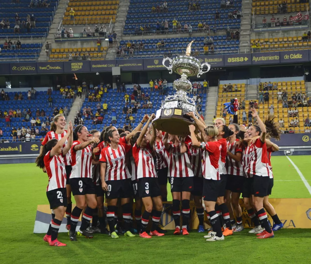Las jugadoras del Athletic levantan el Trofeo (foto: CádizCF)