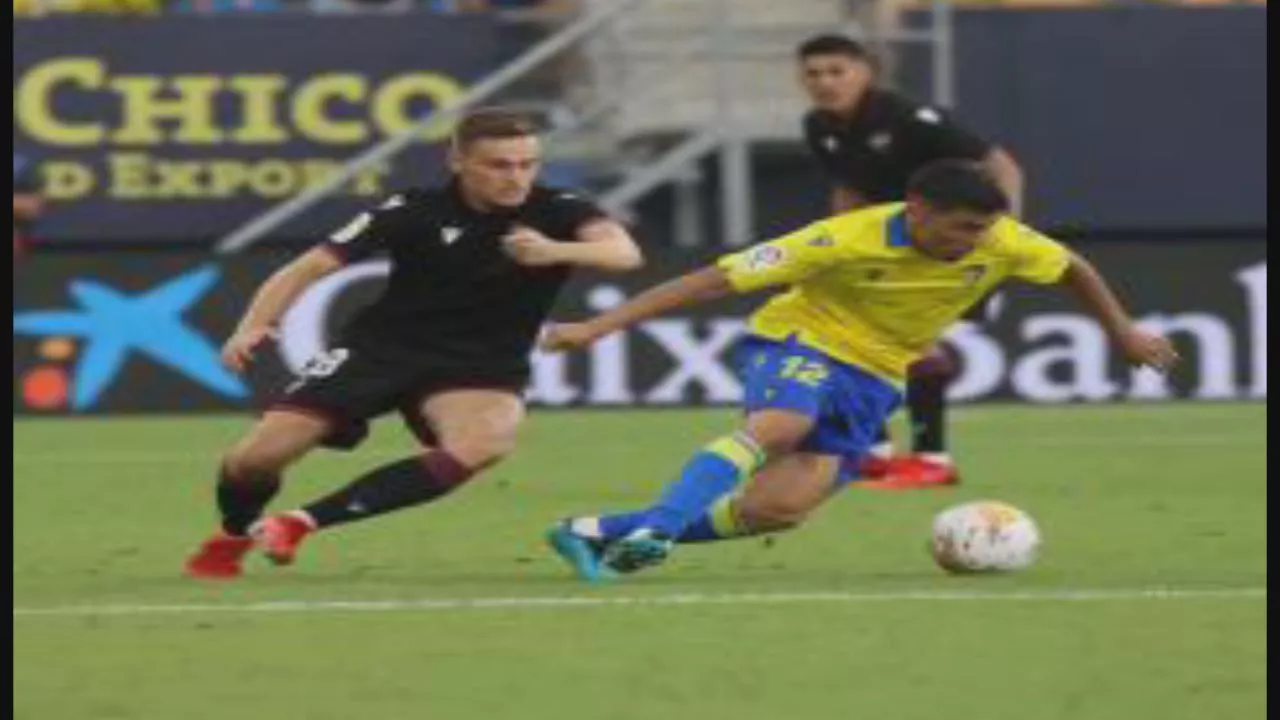 Tomas Alarcón, del Cádiz C.F, y Daniel Gómez, del Levante. Foto del Cadiz C.F. 