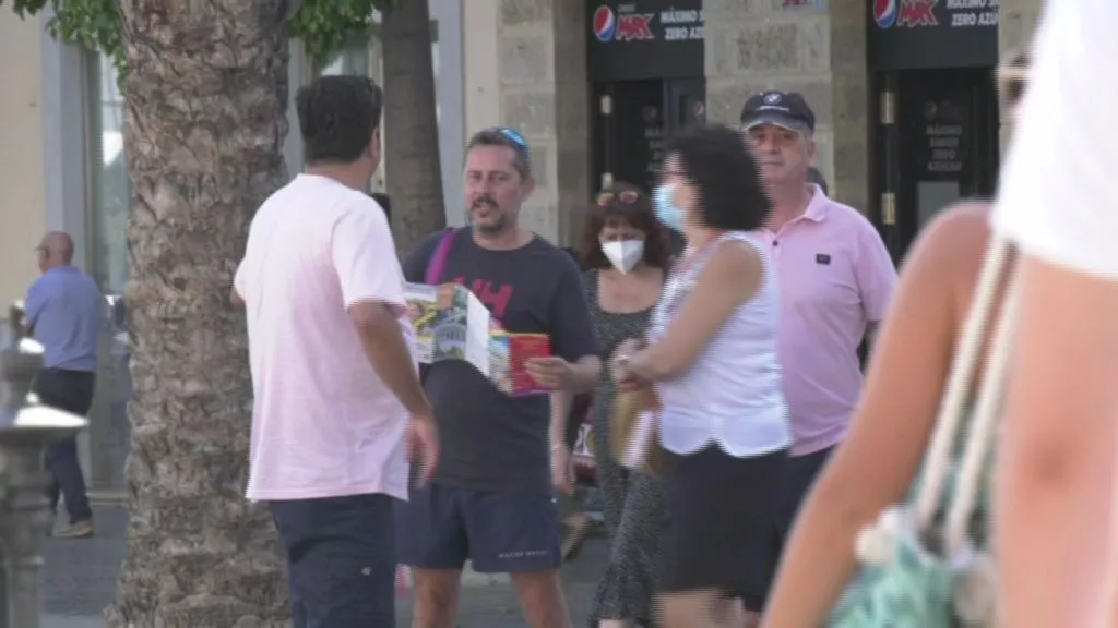 Los comerciantes del centro celebran como un síntoma de recuperación económica la alta afluencia de visitantes a Cádiz