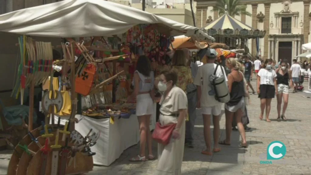 Imagen de los puestos de artesanía en la Plaza de la Catedral 