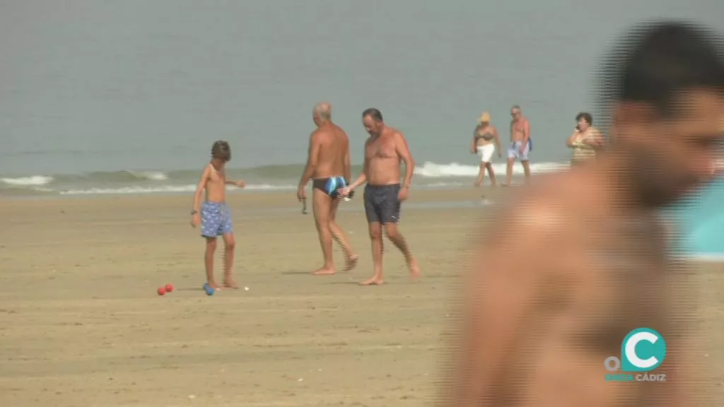 Turistas y gaditanos disfrutando de las playas de nuestra ciudad