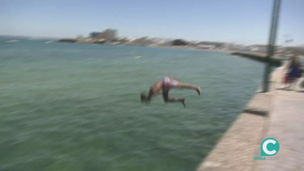 Un joven se lanza desde el Puente Canal 