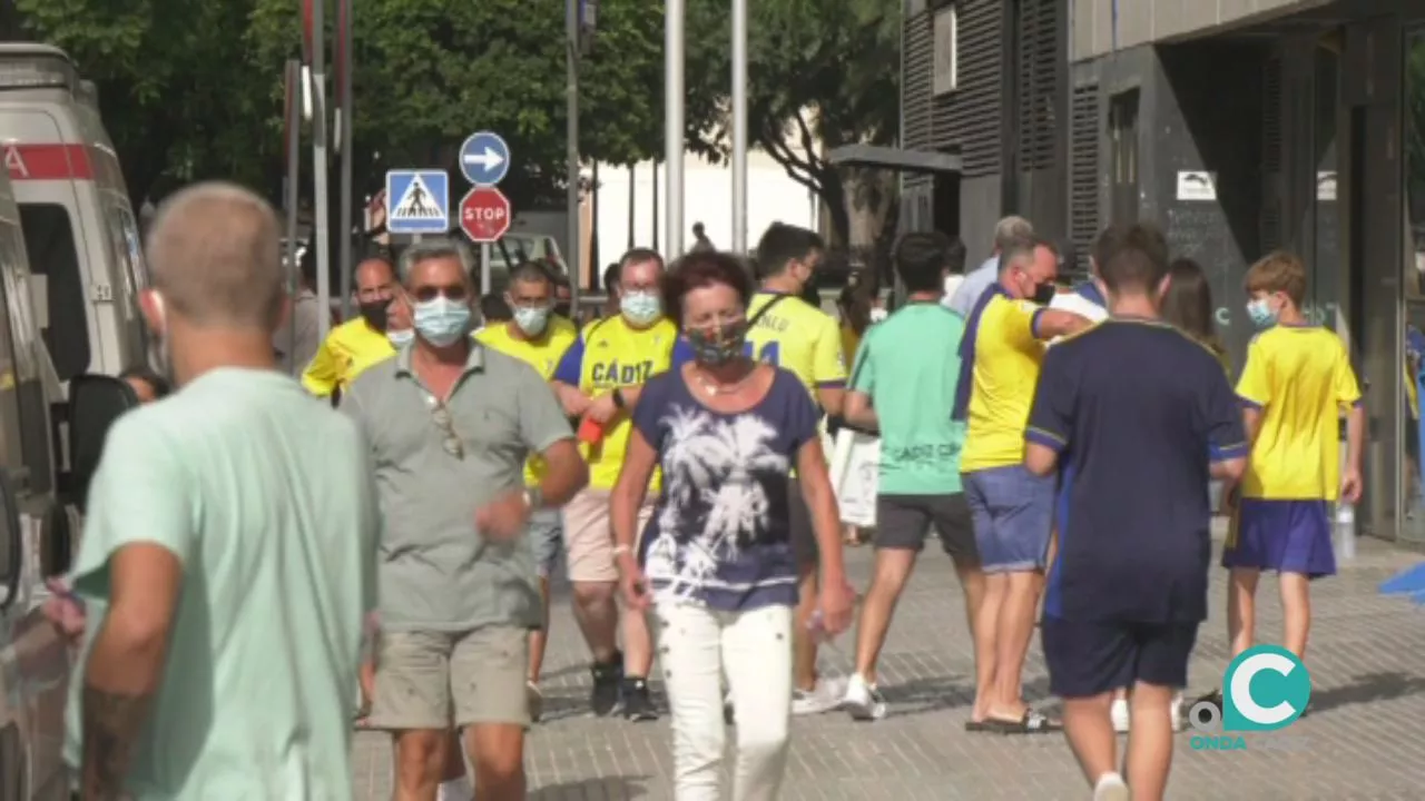 Aficionados en los alrededores del Estadio antes del comienzo del partido. 