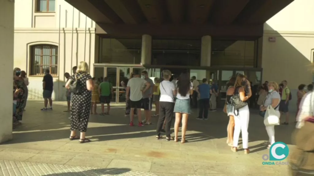 Largas colas en la puerta del Palacio de Congresos para la vacunación 