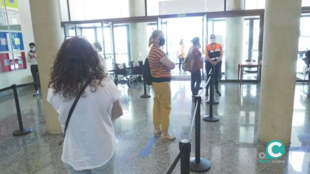 Un grupo de personas esperando la vacuna en el Palacio de Congresos de la capital 