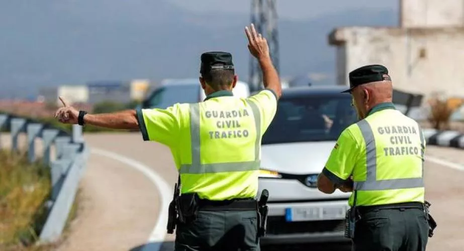 Dos agentes de la Guardia Civil controlando el tráfico 