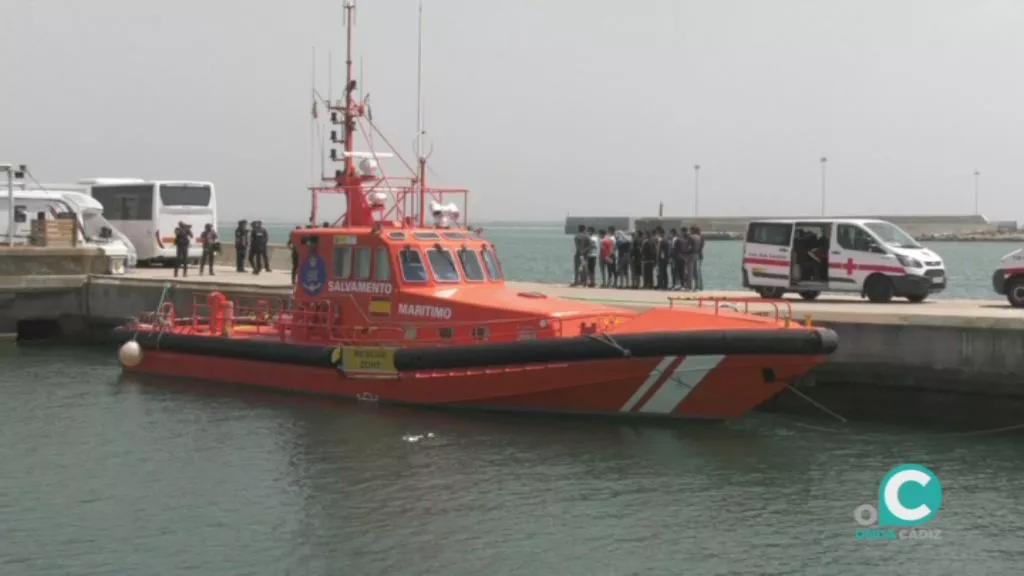 Parte de la tripulación fue trasladada a Puerto América en la capital gaditana