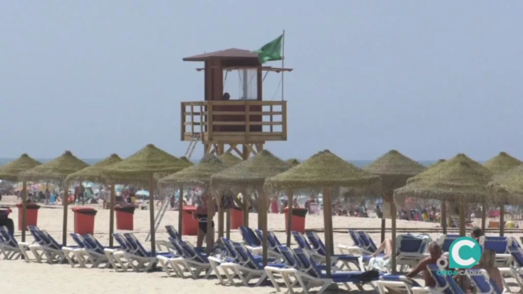 La playa Victoria de Cádiz continúa siendo una de las preferidas por los turistas