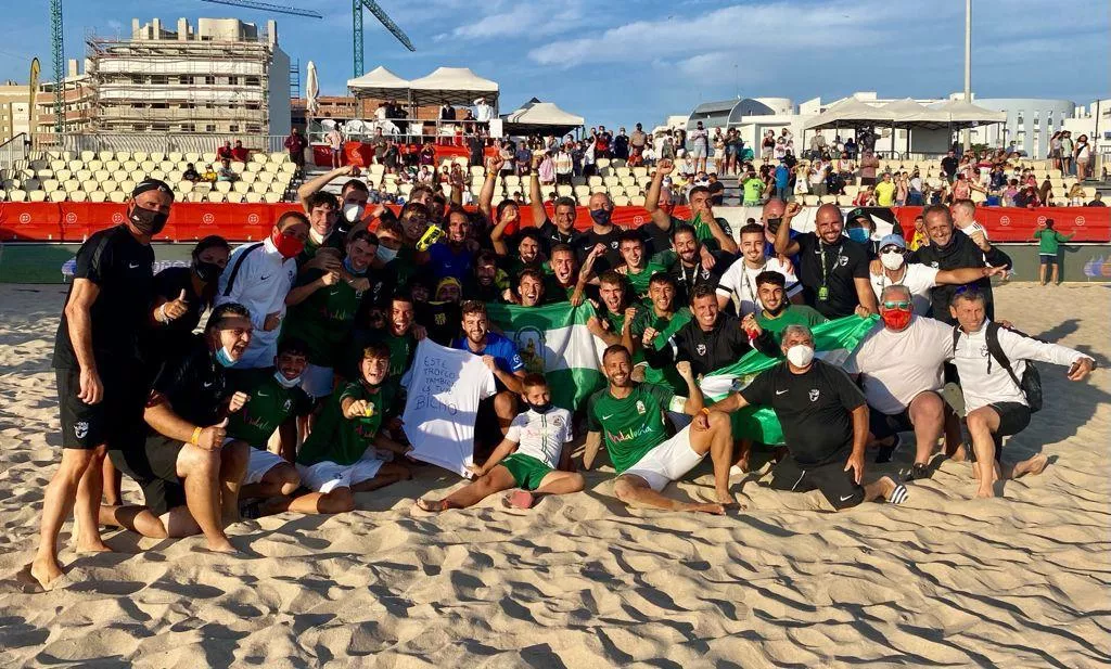 La selección de Andalucía senior de fútbol playa se proclama campeona en el Cádiz Arena.