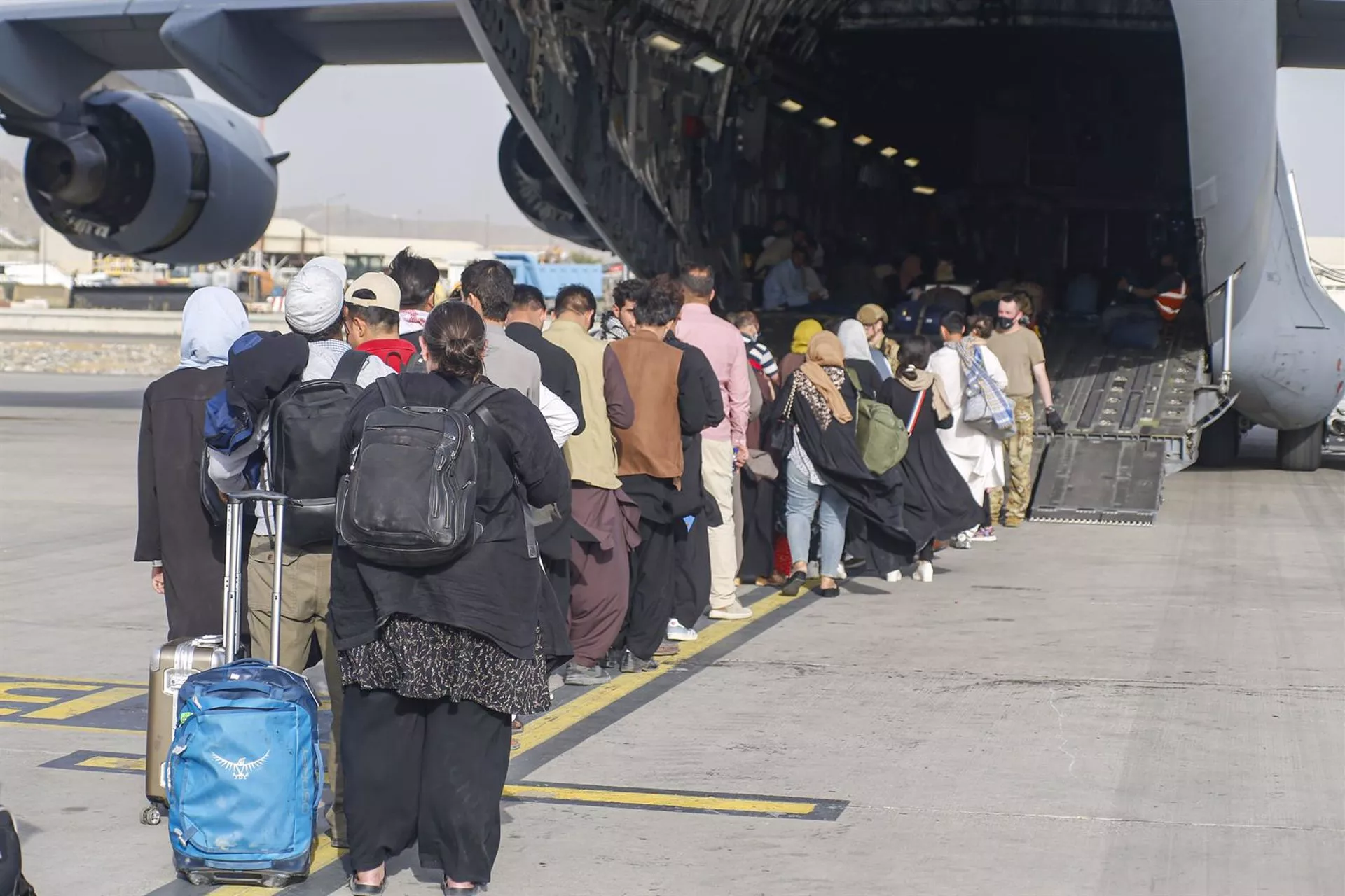 Personas esperan para ser evacuadas en el aeropuerto de Kabul - Nicholas Guevara/U.S. Marines vi / DPA