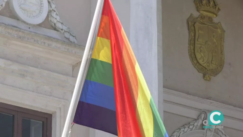 Bandera LGTBI izada en el Ayuntamiento
