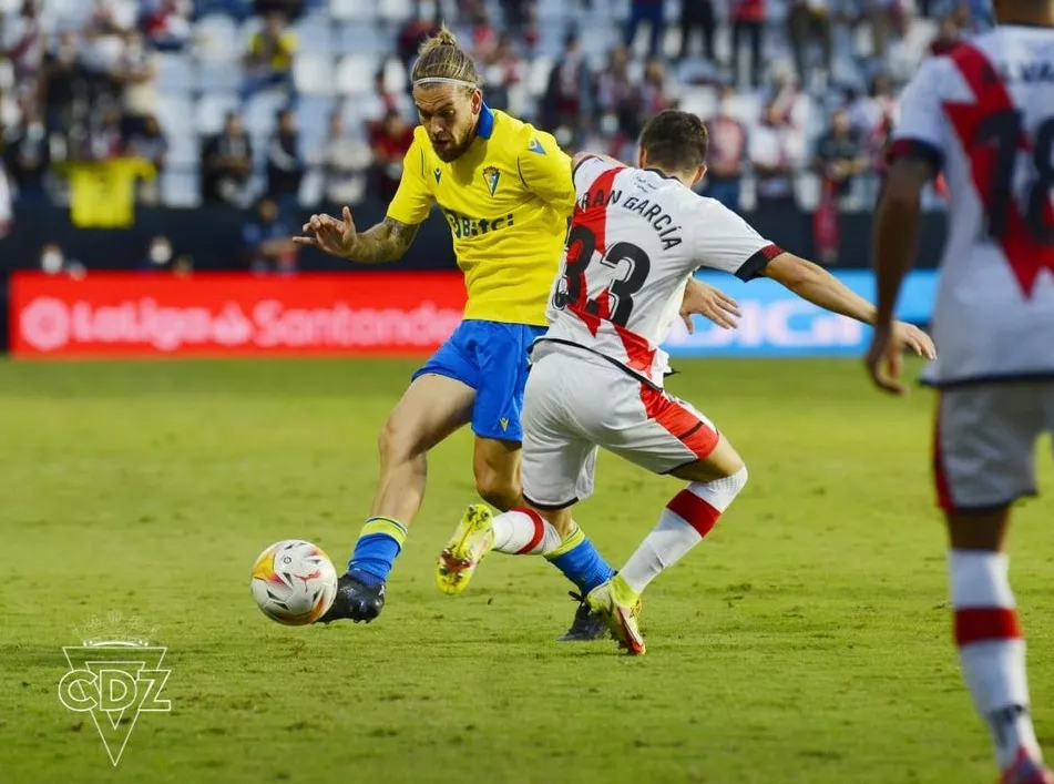 El Cádiz pierde de forma contundente en su visita a Vallecas.