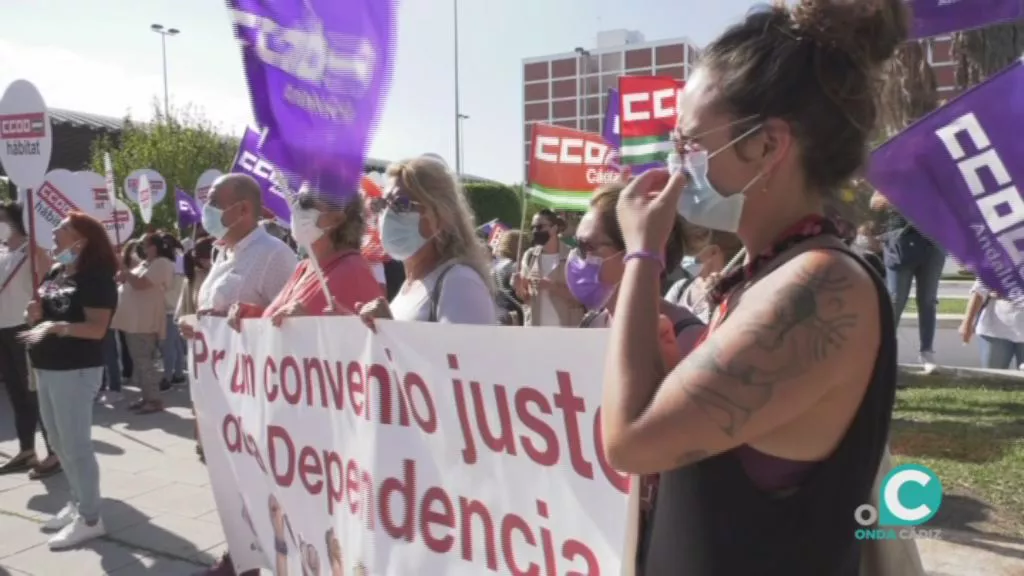 Manifestantes de CCOO en la Plaza de la Aviación de la capital