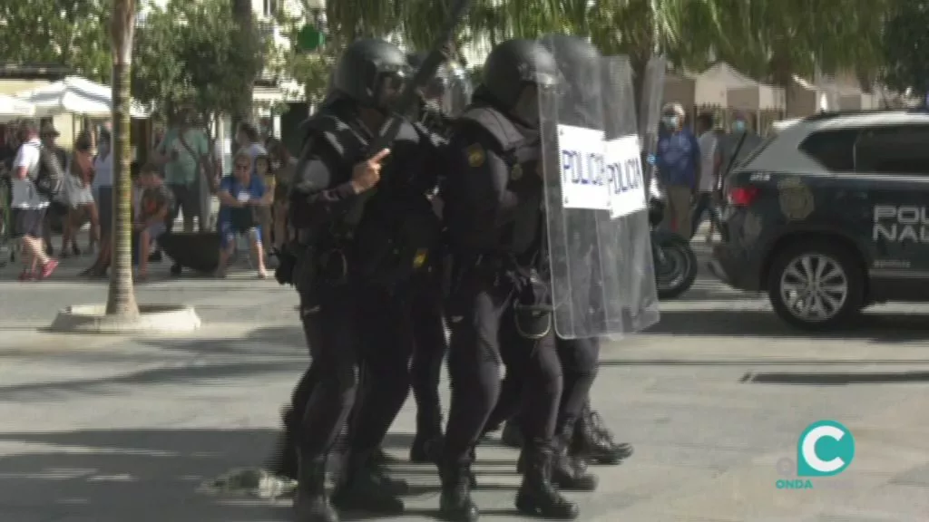 Los agentes de la Policía Nacional durante la exhibición en la Plaza de San Juan de Dios