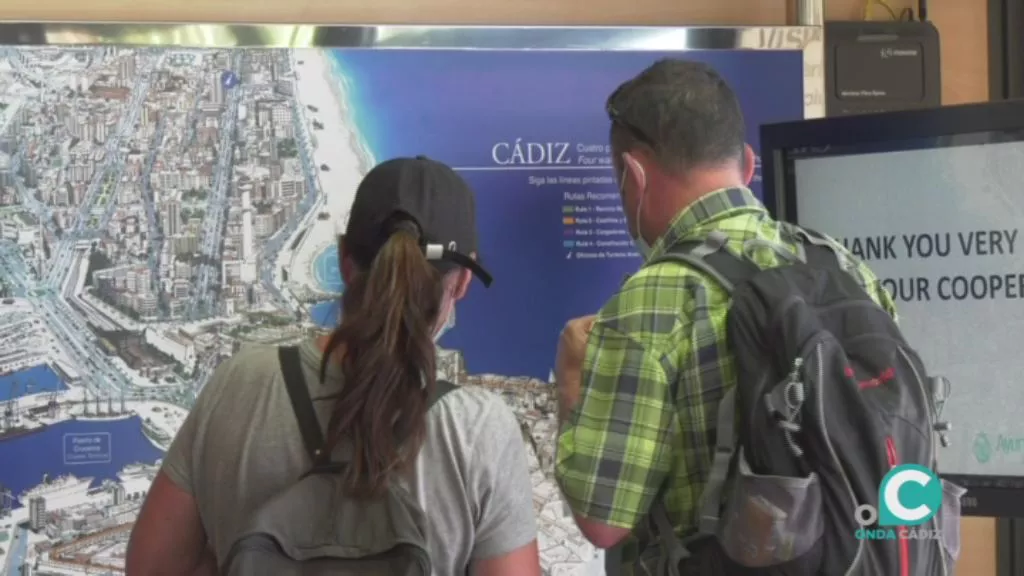 Dos visitantes en la Oficina Municipal de Turismo de Canalejas 