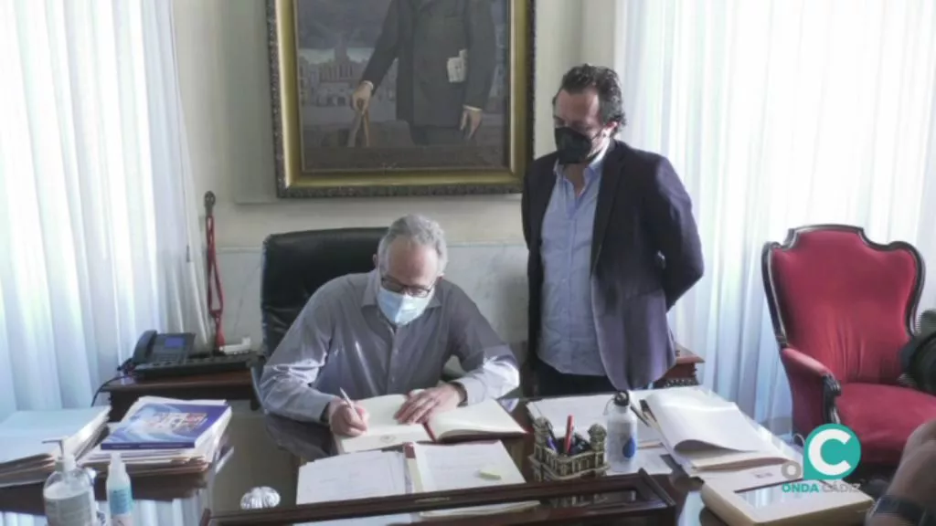 Pedro Arrojo, relator especial de la Onu, firmando en el libro de honor del Ayuntamiento de Cádiz