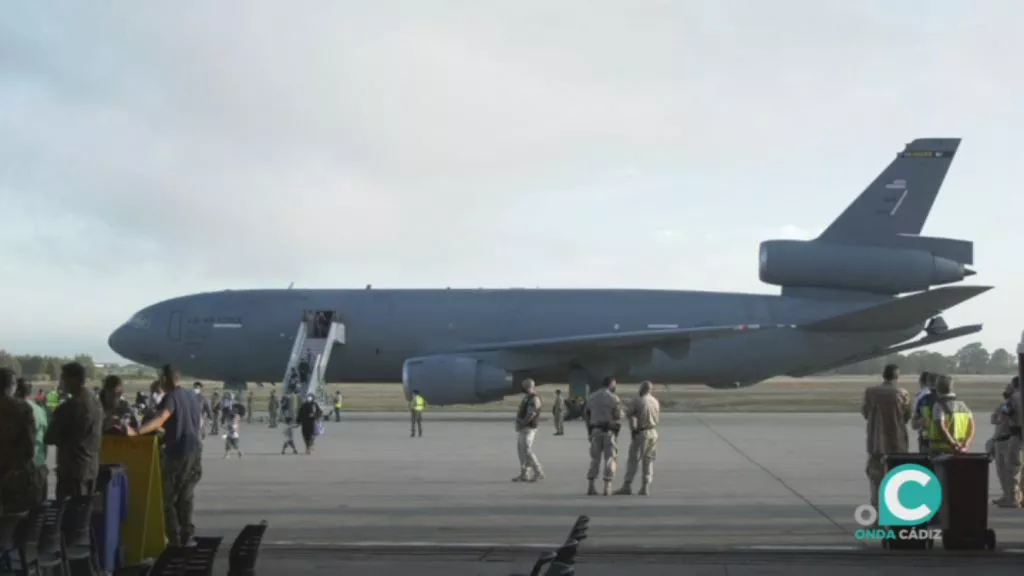 Avión aterrizado en la base naval de Rota